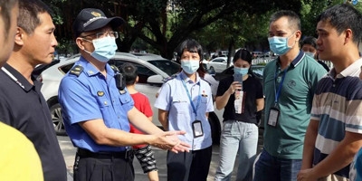 广东茂名联合多部门对双山一路开展油烟污水专项整治行动