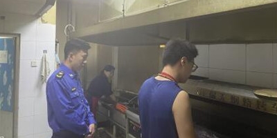 崔寨街道：夜查餐饮油烟 拒绝城市“香飘飘”