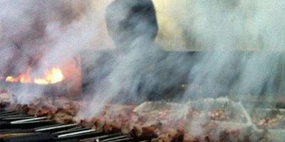 韶关武江区小阳山农商银行旁边烧烤店油烟污染严重、噪音扰民