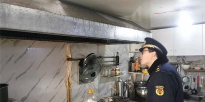 确保达标排放，青岛市八大关中队开展冬季餐饮油烟执法检查