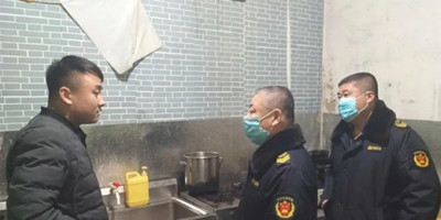 河北沧县市场监管局专项夜查餐饮油烟污染