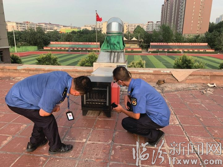 执法人员正在检查油烟净化设施