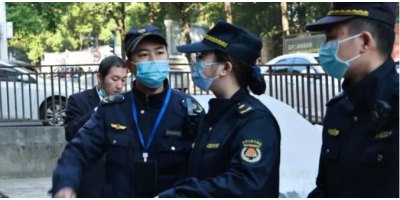 武汉洪山区深入推进餐饮油烟噪声专项治理,检查油烟净化设备