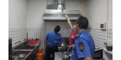 肇庆一居民楼下的餐饮店，被楼上住户投诉油烟扰民…